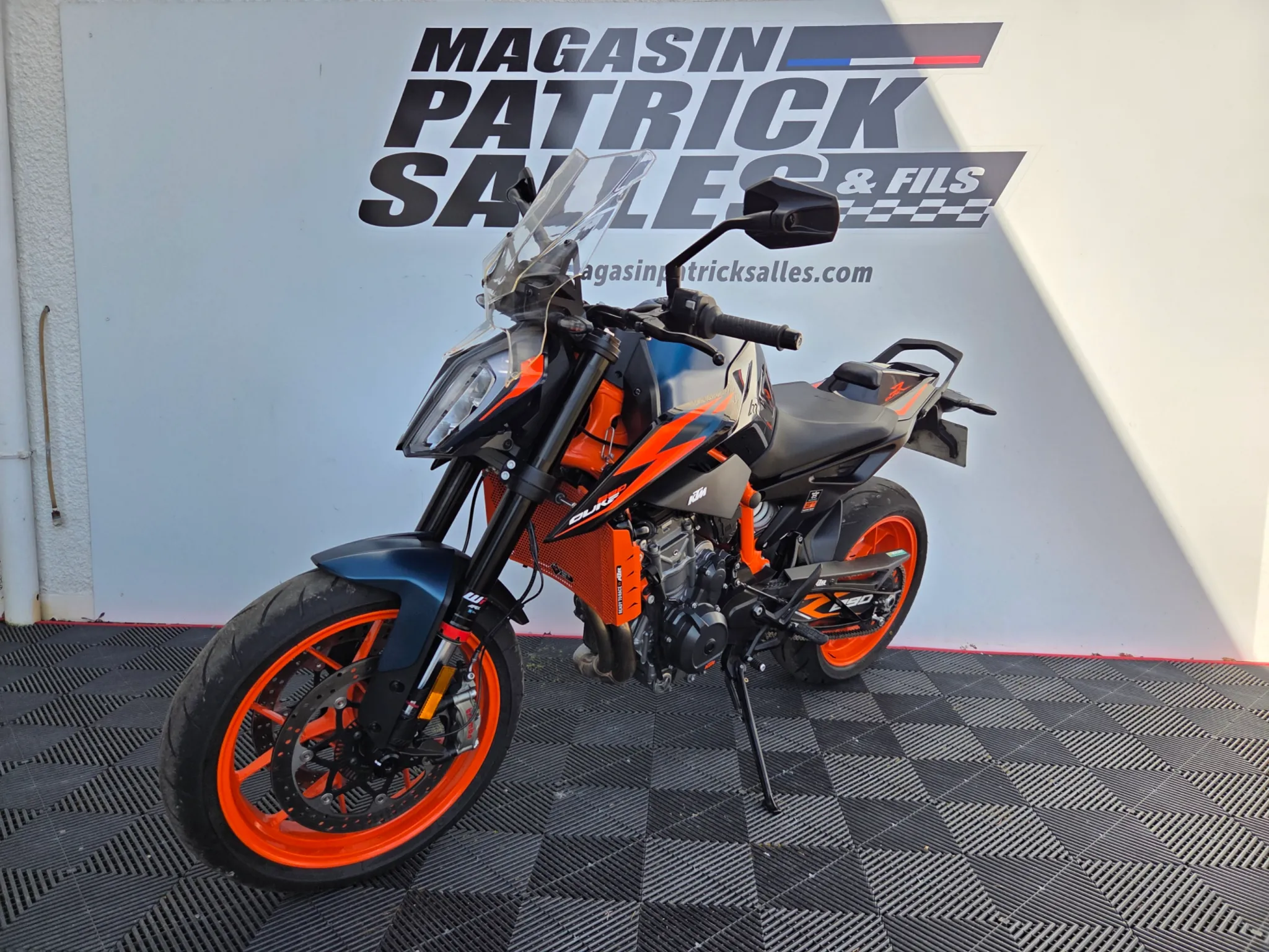 890 R 6