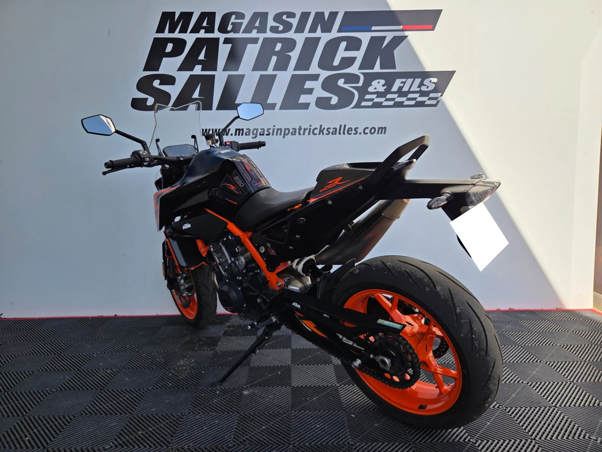 890 R 7