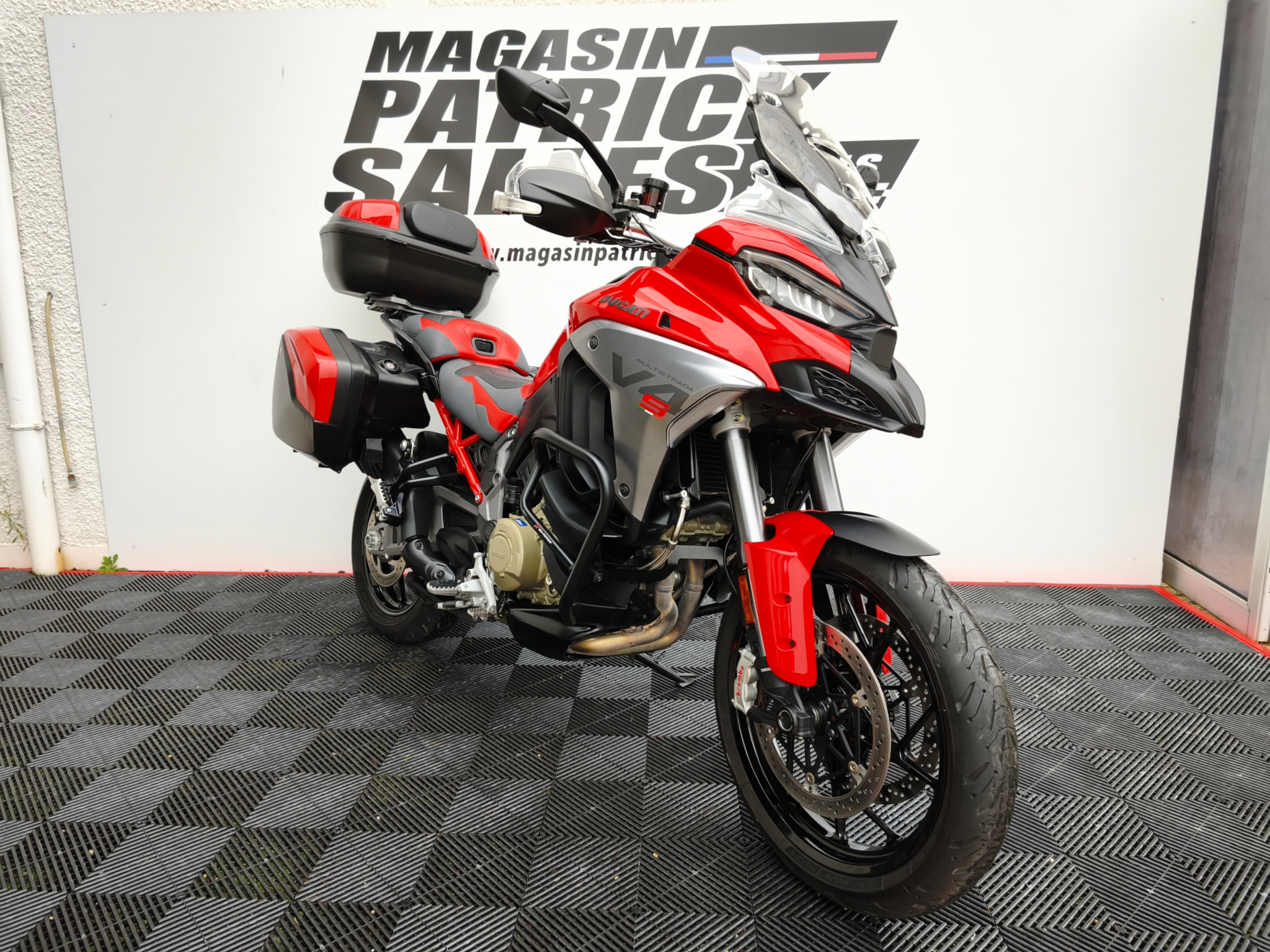 MV4 5